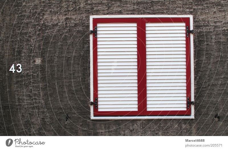 Dichte Schotten Fassade Fenster eckig trist grau rot weiß 43 Lamelle Außenaufnahme Nahaufnahme Strukturen & Formen Menschenleer Tag Fensterladen