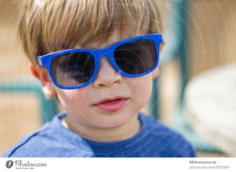 Sommerportrait Lifestyle Stil Freude Glück Mensch maskulin Kind Kleinkind Junge Kindheit Gesicht 1 1-3 Jahre Sonnenlicht Sonnenbrille authentisch blond Coolness