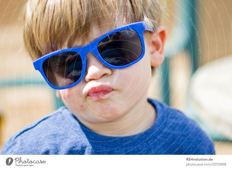 sommer 2017 - sonnenbrille Mensch Kind Kleinkind Junge Kindheit Gesicht 1-3 Jahre Sonnenbrille authentisch lustig blau Freude Unsinn Grimasse verrückt Humor