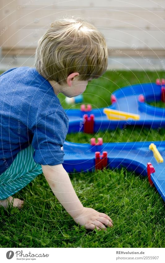 Kind spielt im Garten Mensch maskulin Kleinkind Junge 1 1-3 Jahre Wiese Holz entdecken machen Spielen authentisch klein natürlich Freude Abenteuer Kindheit