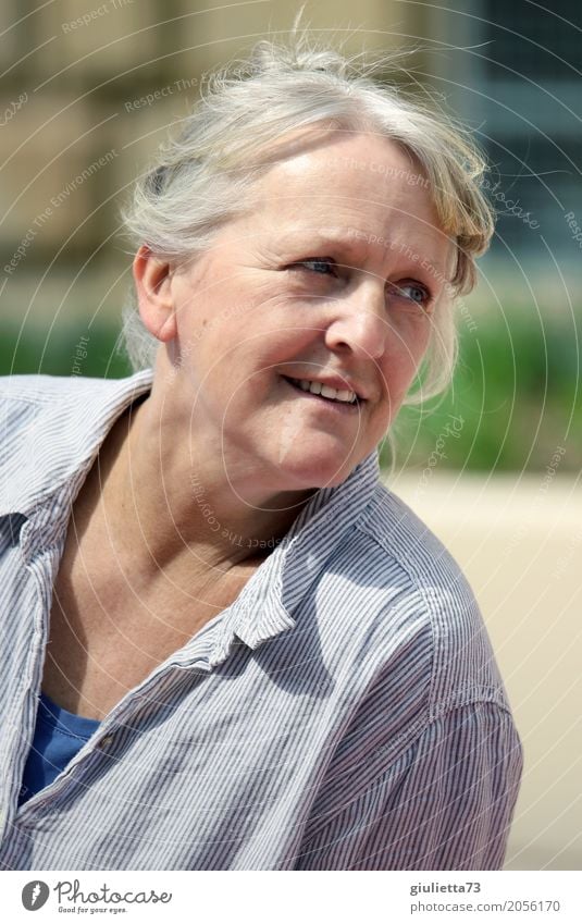AST 10 | Ein kurzer Blick zurück... feminin Frau Erwachsene Weiblicher Senior Mensch 60 und älter grauhaarig weißhaarig beobachten Erholung Lächeln authentisch