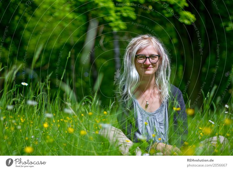 Jule | und die Butterblumen Stil Ausflug Mensch feminin Junge Frau Jugendliche Erwachsene 1 18-30 Jahre Umwelt Natur Landschaft Park Brille Haare & Frisuren