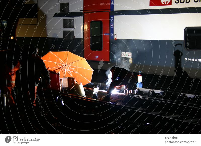 schweissarbeit 1 Nacht Gleise Eisenbahn Gasbrenner Elektrisches Gerät Technik & Technologie Regenschirm orange sbb Elektrizität