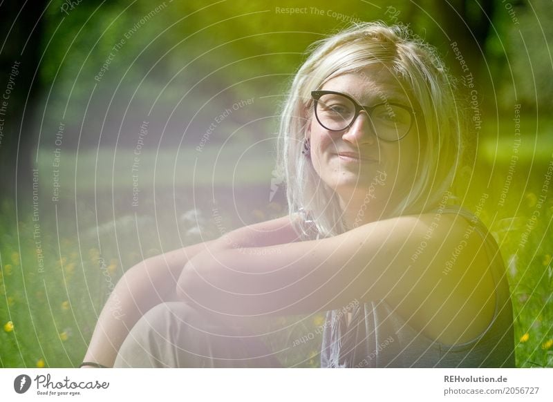 Jule | sommerportrait Student Mensch feminin Junge Frau Jugendliche Erwachsene Gesicht 1 18-30 Jahre Umwelt Natur Landschaft Baum Gras Park Wiese Brille