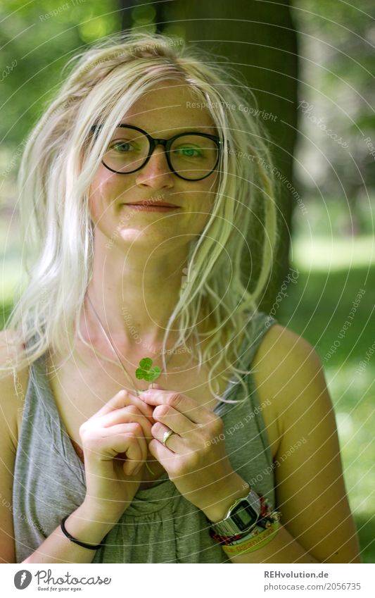 Jule | 4blättriges kleeblatt Mensch Junge Frau Jugendliche Erwachsene Haare & Frisuren Gesicht 1 18-30 Jahre Natur Baum Garten Park Brille blond Rastalocken