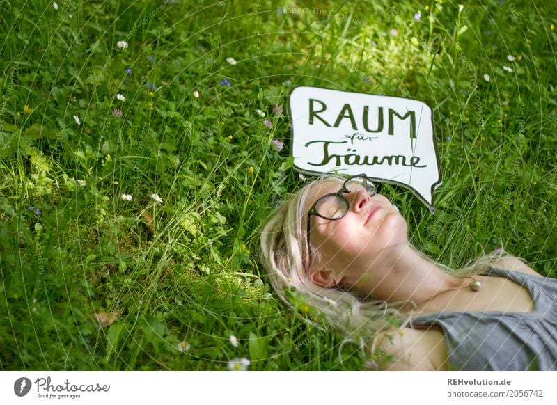 Jule | Raum für Träume Mensch feminin Junge Frau Jugendliche Erwachsene Gesicht 1 18-30 Jahre Umwelt Natur Gras Park Wiese Brille Schriftzeichen