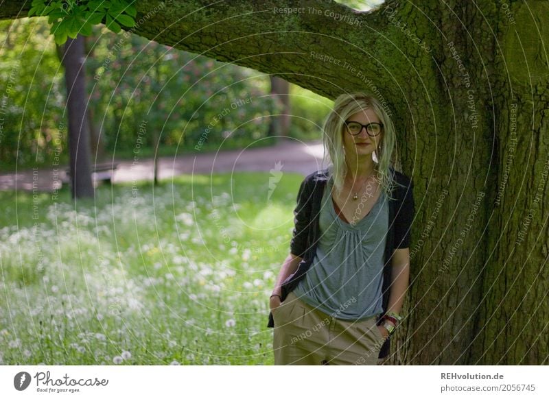 Jule | Baum Lifestyle Freizeit & Hobby Mensch feminin Junge Frau Jugendliche Erwachsene 1 18-30 Jahre Umwelt Natur Landschaft Sommer Park Brille