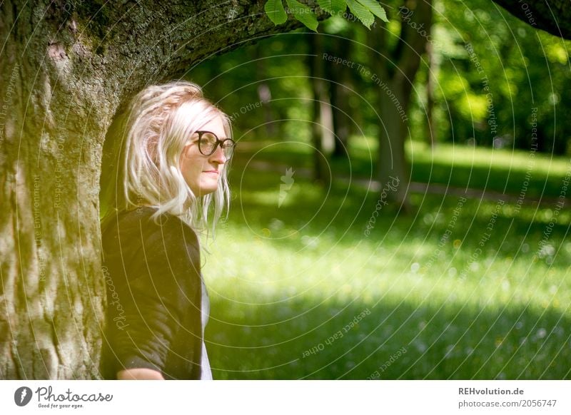 Jule | am Baum Mensch feminin Junge Frau Jugendliche Erwachsene Gesicht 1 18-30 Jahre Umwelt Natur Park Wiese Brille blond langhaarig Rastalocken Denken