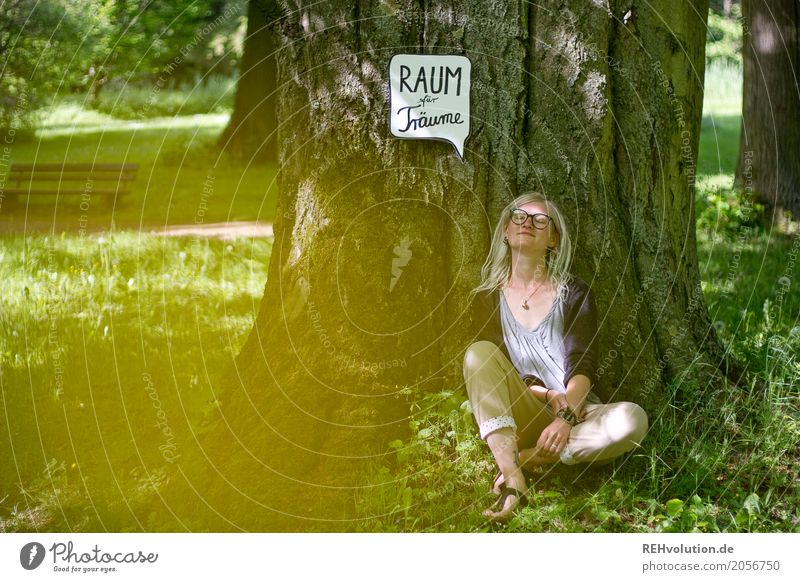 Jule | Raum für Träume Stil Ferien & Urlaub & Reisen Mensch feminin Junge Frau Jugendliche 1 18-30 Jahre Erwachsene Umwelt Natur Baum Park Wiese