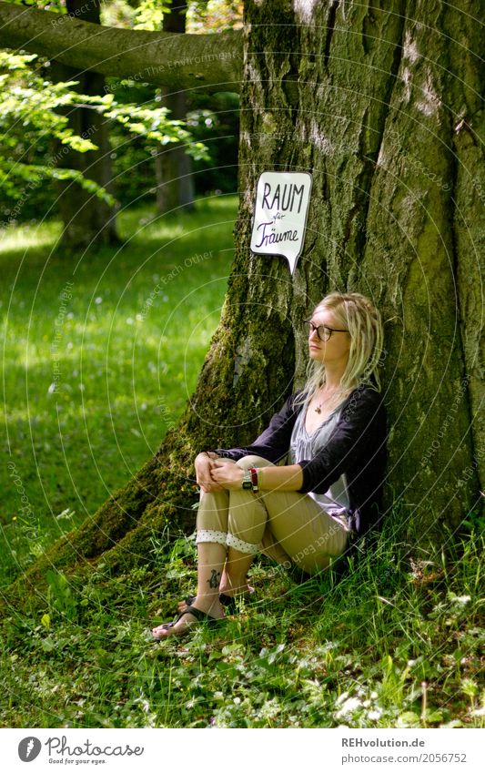 Jule | Junge Frau mit Sprechblase am Baum sitzend Mensch feminin Jugendliche 1 18-30 Jahre Erwachsene Umwelt Natur Sommer Park Wiese Brille Haare & Frisuren