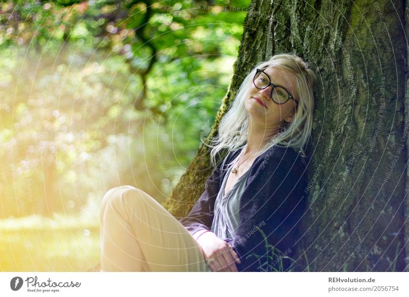 Jule | verträumt Lifestyle Stil Wohlgefühl Zufriedenheit Erholung ruhig Mensch feminin Junge Frau Erwachsene Jugendliche 1 18-30 Jahre Umwelt Natur Baum Park