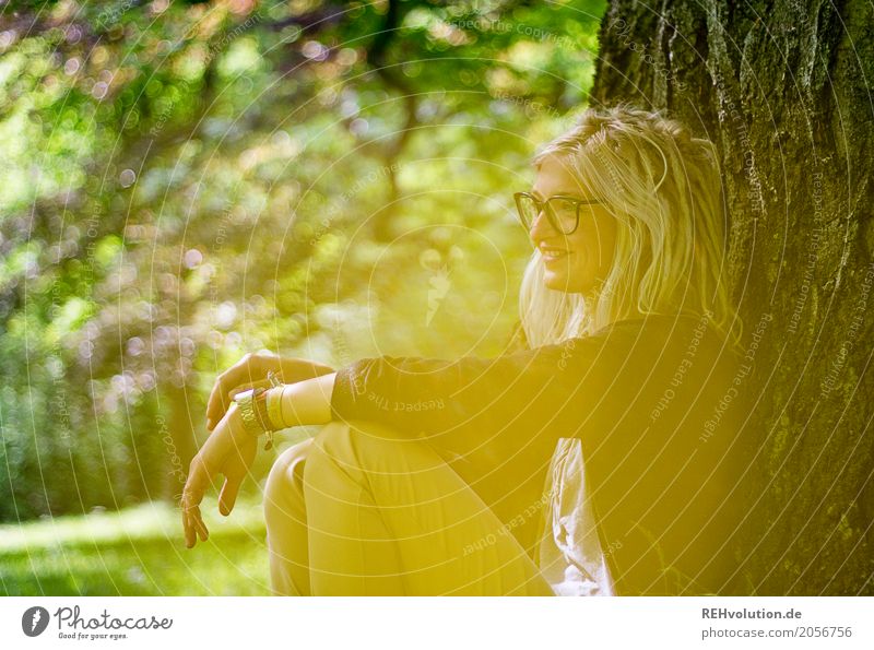 Jule | am baum Stil Haare & Frisuren Gesicht Ausflug feminin Junge Frau Jugendliche Erwachsene 1 Mensch 18-30 Jahre Umwelt Natur Sommer Baum Garten Park Brille