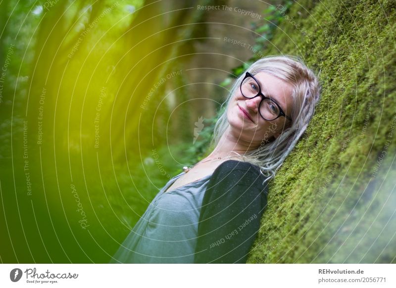 Jule | und das Moos Stil Wohlgefühl Zufriedenheit Erholung ruhig Mensch feminin Junge Frau Jugendliche Erwachsene Gesicht 1 18-30 Jahre Umwelt Natur Brille
