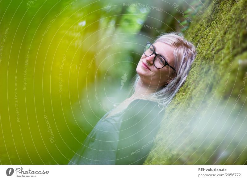Jule | verträumt Mensch Junge Frau Jugendliche Erwachsene Haare & Frisuren 1 18-30 Jahre Umwelt Natur Moos Mauer Wand Brille genießen Lächeln träumen warten