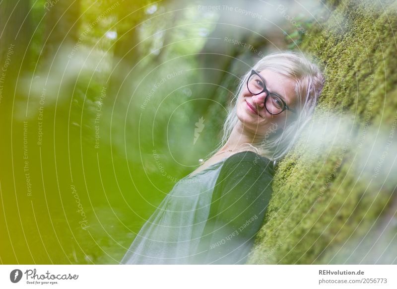 Jule | und das Moos Stil Mensch feminin Junge Frau Jugendliche Erwachsene 1 18-30 Jahre Umwelt Natur Schönes Wetter Pflanze Brille blond Rastalocken Erholung