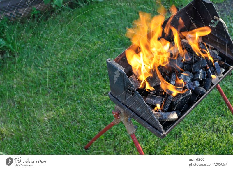 BBQ Freizeit & Hobby Grill Grillen Sommer Garten ästhetisch authentisch bedrohlich heiß gelb grün rot schwarz Feuer Flamme Farbfoto mehrfarbig Außenaufnahme