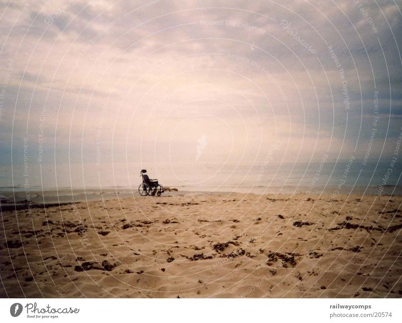 Wege in die Freiheit Rollstuhl Strand Meer Atlantik Frankreich Wolken Sandstrand Ferien & Urlaub & Reisen entkommen gehen Hallo Trauer Verzweiflung Vertrauen