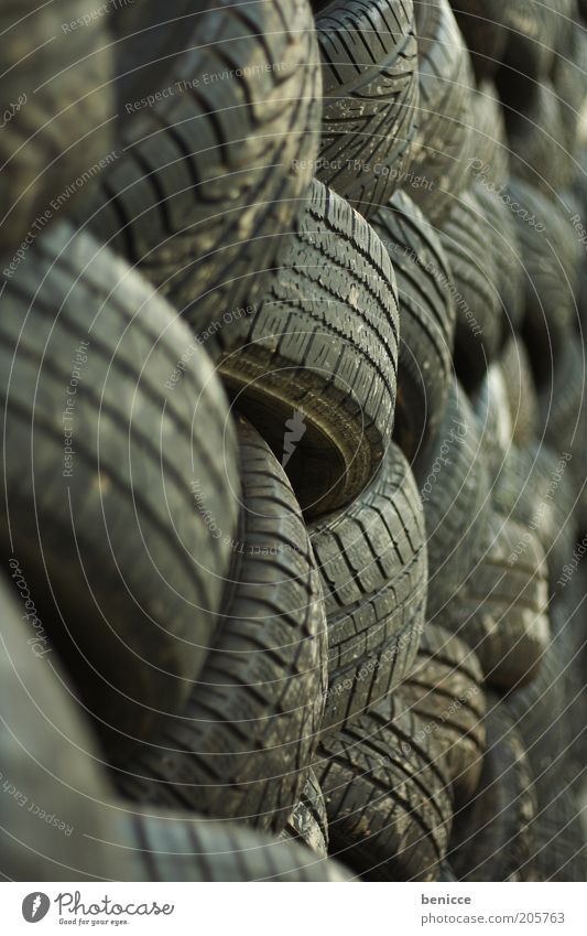 Ordnung muss sein Reifen Gummi Autoreifen System Stapel viele Unschärfe schwarz geordnet Reifenprofil winterreifen sommerreifen altreifen Recycling Umwelt