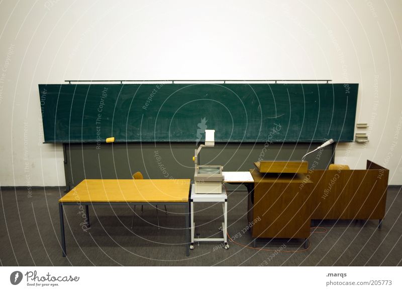 Setting Bildung Wissenschaften Schule lernen Klassenraum Tafel Berufsausbildung Studium Hörsaal Projektor Tisch Rednerpult Denken klug diszipliniert