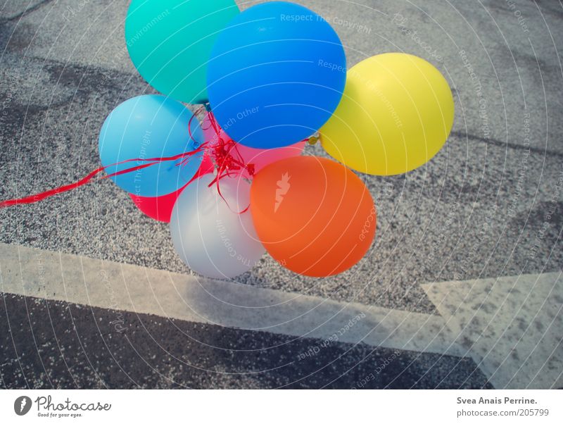 straßenliebe, Straße Luftballon fliegen Coolness trashig blau mehrfarbig gelb Freude Glück Fröhlichkeit Zufriedenheit Lebensfreude Frühlingsgefühle Vorfreude