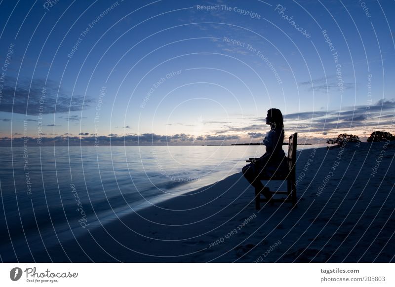 ABENDS IM WARMEN Abend Abenddämmerung Malediven Traumurlaub Ferien & Urlaub & Reisen Frau Strand Sonnenuntergang Stuhl sitzen Erholung genießen Wellness