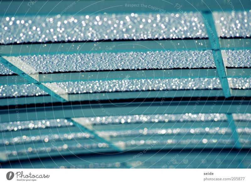 kondensiert Wassertropfen Glas Coolness hell kalt nass blau schwarz weiß Tropfen Chlor Decke Farbfoto Strukturen & Formen Licht Kontrast Reflexion & Spiegelung