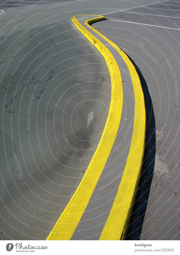 Parkdeck B Einkaufszentrum Verkehrswege Autofahren Schilder & Markierungen gelb grau weiß Farbe Kommunizieren Ordnung Sicherheit Wege & Pfade Markierungslinie