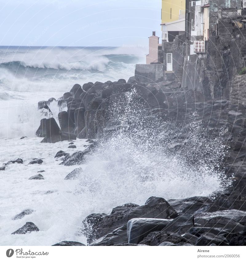 stürmische See prallt auf Felsenküste mit Fischerdorf Ferien & Urlaub & Reisen Ferne Meer Wellen Urelemente Wasser Sturm Küste Madeira Dorf Hafenstadt