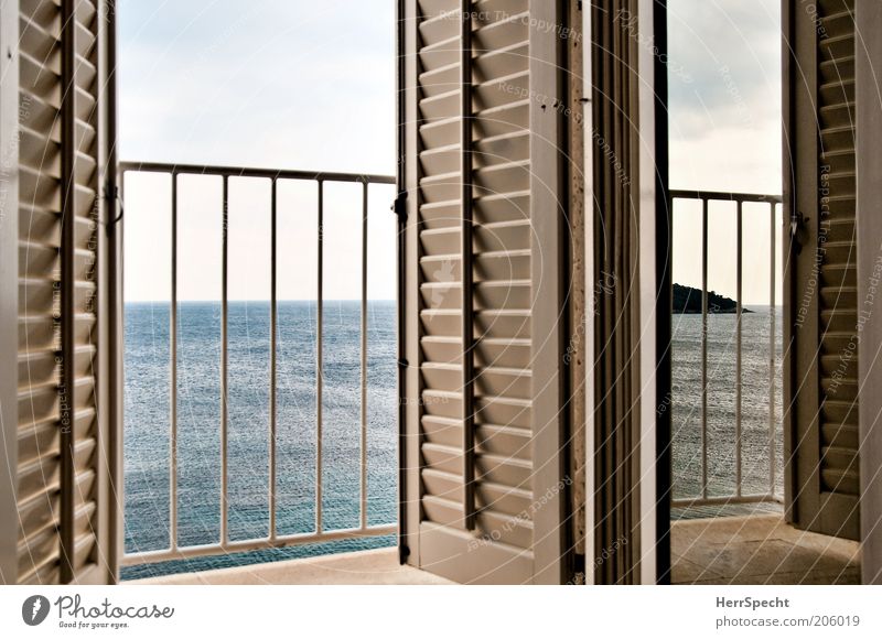 Zimmer mit Meerblick Himmel Balkon Fenster Fensterladen Lamellenjalousie Treppengeländer blau grau weiß Insel Aussicht ruhig Horizont Linie Farbfoto