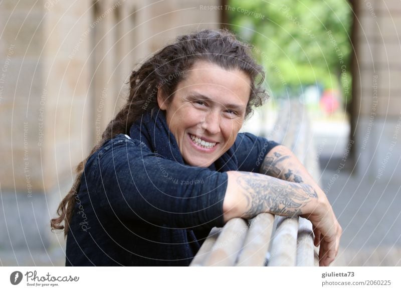 AST 10 | be happy || feminin Junge Frau Jugendliche Erwachsene Leben Mensch 30-45 Jahre Tattoo brünett langhaarig Locken Rastalocken Punk Lächeln lachen Glück