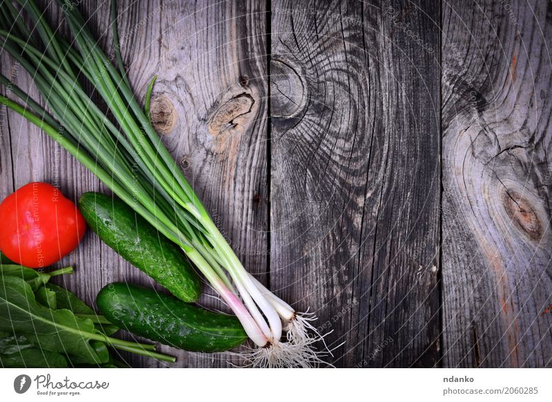 Grüne Zwiebeln, Tomaten und Gurken Gemüse Essen Blatt Holz frisch retro grau grün rot Zutaten roh Hintergrund Leerraum altehrwürdig Salatbeilage Haufen
