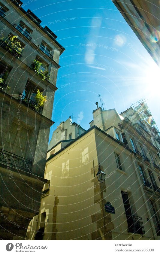 Paris wieder Frankreich marais arrondissement Haus Fassade Dachgiebel Himmel Schönes Wetter Wolkenloser Himmel Sonne Gegenlicht blenden grell Beleuchtung