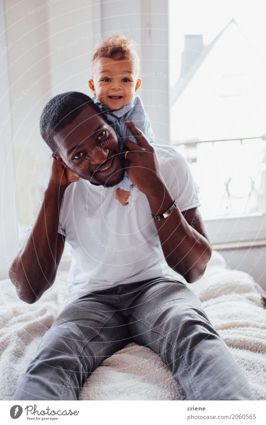 Portrait des afrikanischen Vater- und Kleinkindsohns Lifestyle Freude Häusliches Leben Schlafzimmer maskulin Baby Junge Junger Mann Jugendliche Erwachsene