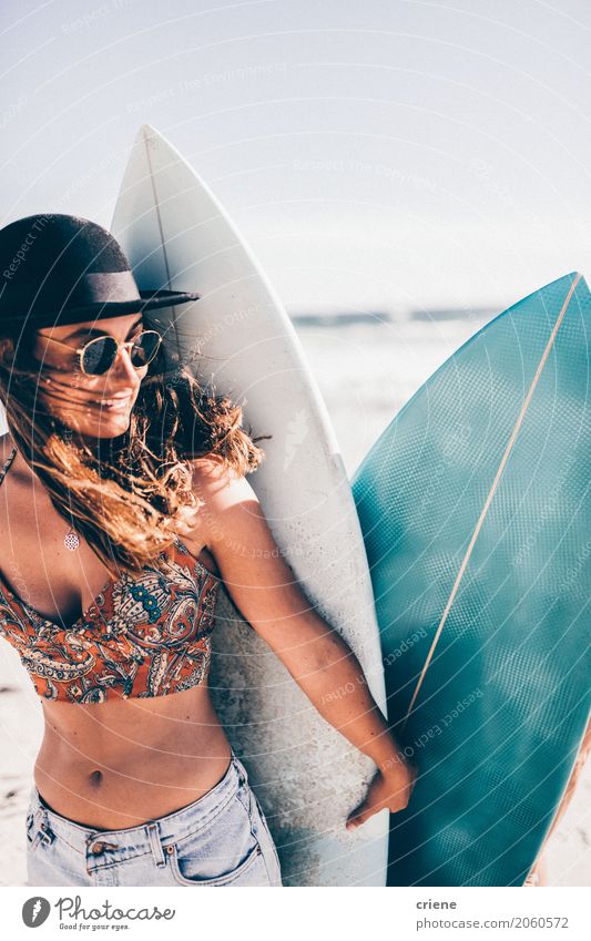 Kaukasisches Mädchen, das Surfbrett auf dem Strand hält Lifestyle Freude Freizeit & Hobby Ferien & Urlaub & Reisen Ausflug Abenteuer Freiheit Sommer