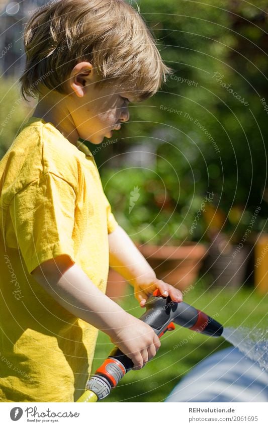sommer2017 Lifestyle Freude Glück Freizeit & Hobby Garten Mensch maskulin Kind Junge Kindheit 3-8 Jahre Umwelt Natur Wiese T-Shirt Wasser authentisch blond nass