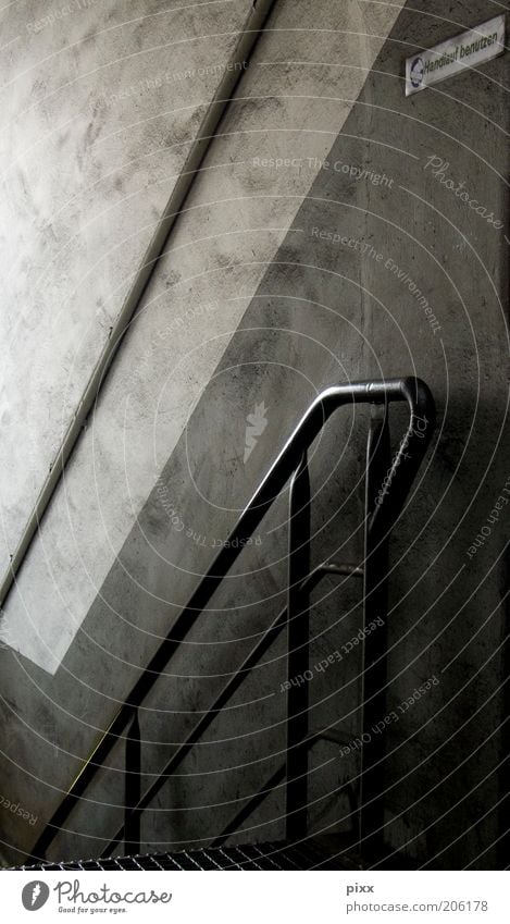 Download Innenarchitektur Gebäude Treppe Metall Schilder & Markierungen alt dreckig dunkel grau schwarz Geländer Treppenabsatz Farbfoto Innenaufnahme