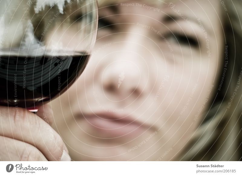 Auf die *400* anstoßen! Lebensmittel Getränk trinken Alkohol Spirituosen Wein Frau Erwachsene Hand Finger 18-30 Jahre Jugendliche blond genießen nah Laster