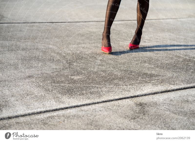 AST10 l los gehts Lifestyle Mensch feminin Frau Erwachsene Leben Beine Platz Strümpfe Schuhe Damenschuhe gehen stehen Erotik grau Coolness Optimismus