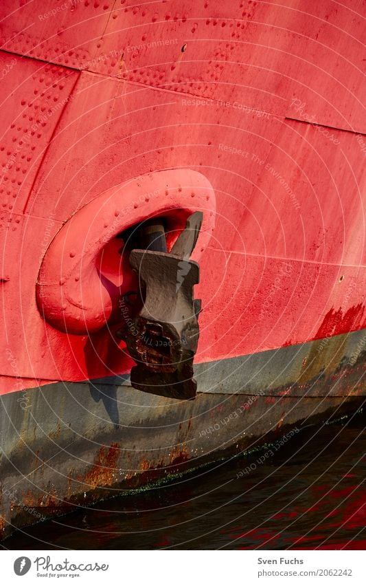 Roter Schiffsbug mit Anker Schifffahrt Wasserfahrzeug Stahl Rost maritim rot festmachen Landkreis Friesland Kapitän Ostfriesland Schiffsrumpf wassser