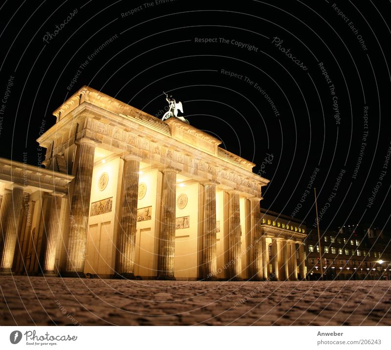 Brandenburger Tor in Berlin bei Nacht Berlin-Mitte Deutschland Stadt Hauptstadt Menschenleer Bauwerk Gebäude Architektur Sehenswürdigkeit Wahrzeichen Zeichen