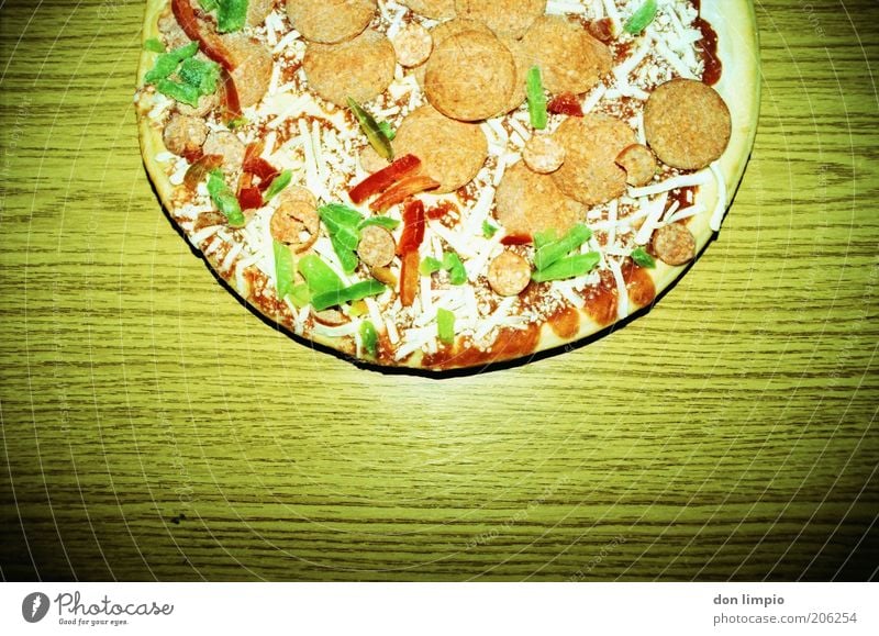 Foodfotografie 1.Platz Lebensmittel Pizza Salami Ernährung Mittagessen Abendessen Fastfood Italienische Küche Tisch Holz frisch Billig kalt modern retro trashig