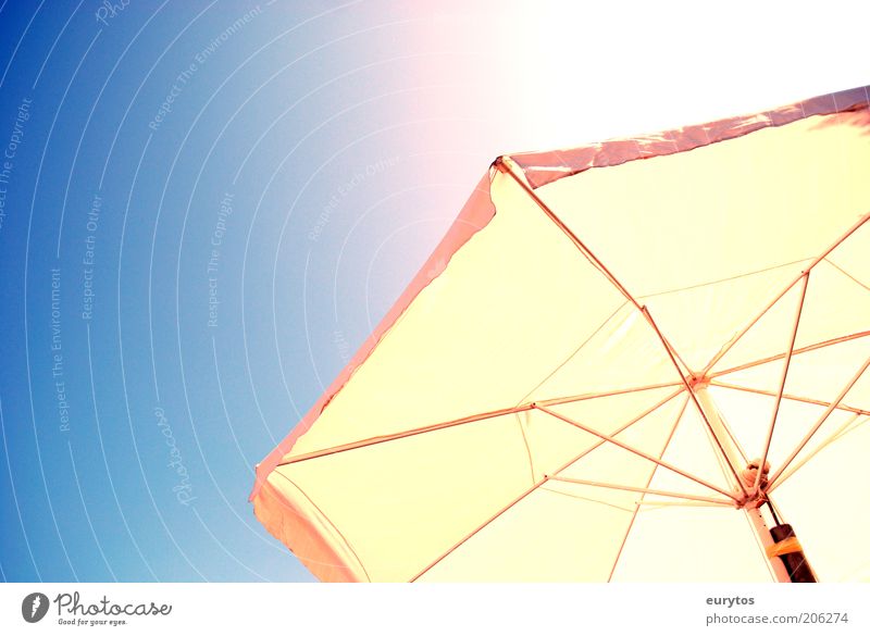 Sonnenschutz Metall Sonnenschirm Wärme Sommer sommerlich Sonnenstrahlen Farbfoto mehrfarbig Außenaufnahme Textfreiraum links Hintergrund neutral Tag