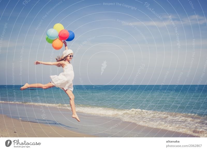 Jugendlich Mädchen mit den Ballonen, die auf den Strand springen Lifestyle Freude Glück Erholung Freizeit & Hobby Spielen Ferien & Urlaub & Reisen Ausflug
