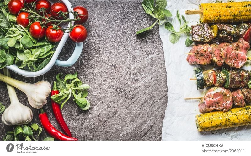 Fleisch- und Gemüsespieße für Grill oder Röstung Lebensmittel Salat Salatbeilage Kräuter & Gewürze Ernährung Mittagessen Picknick Bioprodukte Geschirr Stil