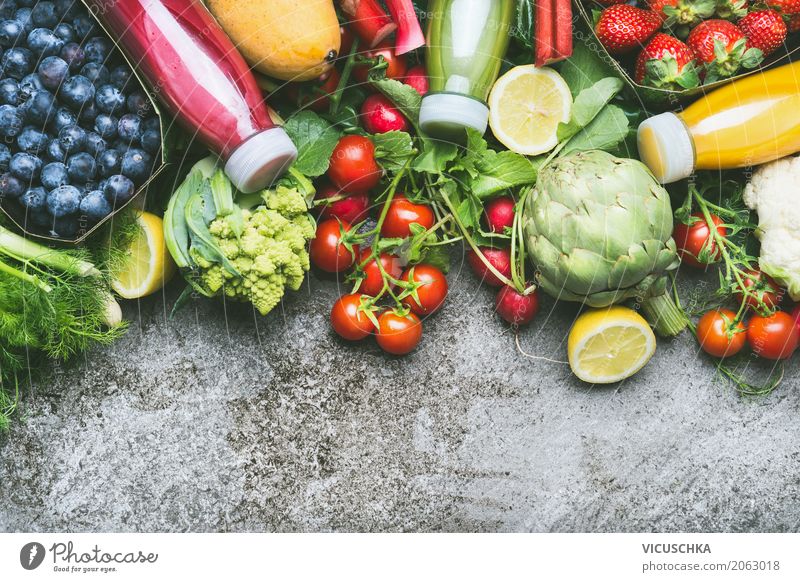 Smoothie und Säfte in Flaschen mit Obst und Gemüse Lebensmittel Frucht Ernährung Getränk Erfrischungsgetränk Saft Lifestyle Stil Design Gesundheit