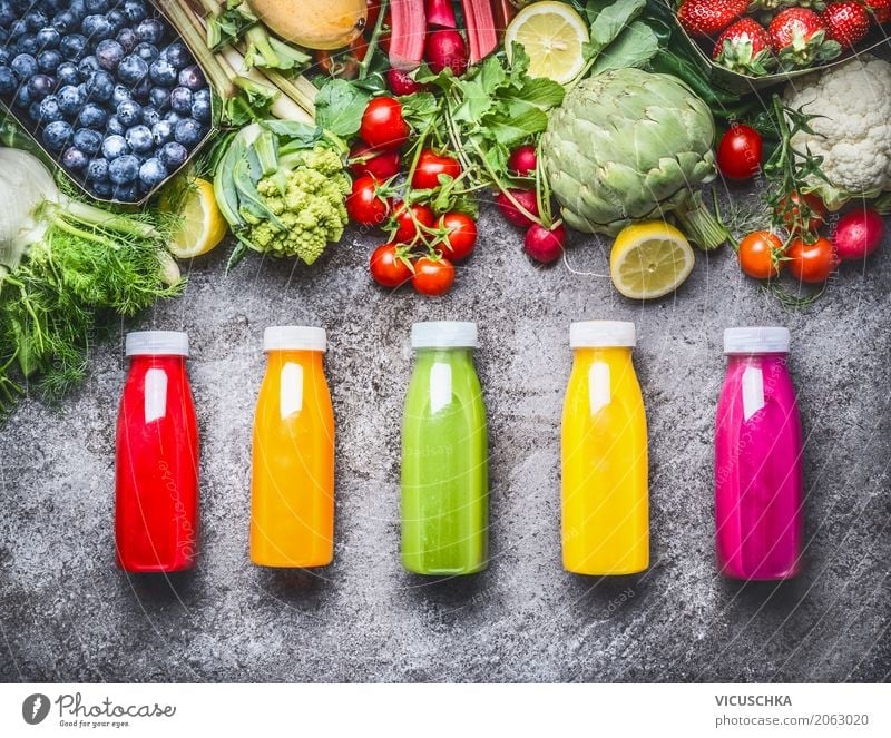 Gesunde Getränke in Flaschen: Smoothies und Säfte Lebensmittel Gemüse Frucht Bioprodukte Vegetarische Ernährung Erfrischungsgetränk Limonade Saft Lifestyle Stil