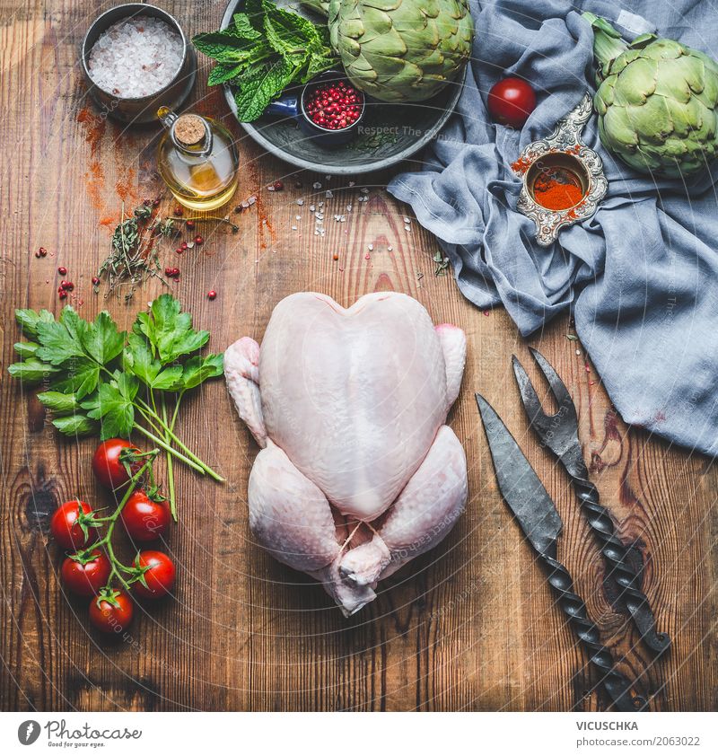 Ganzes Hähnchen mit Gemüse und Zutaten auf Küchentisch Lebensmittel Fleisch Kräuter & Gewürze Öl Ernährung Mittagessen Abendessen Festessen Bioprodukte Diät