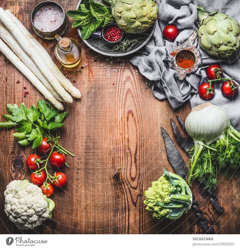Vegetarische Küche mit Spargel und anderes Bio Gemüse Lebensmittel Kräuter & Gewürze Ernährung Mittagessen Bioprodukte Vegetarische Ernährung Diät Geschirr
