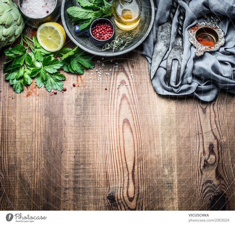 Frische Küchenkräuter und Gewürze auf rustikalem Küchentisch Lebensmittel Kräuter & Gewürze Öl Ernährung Bioprodukte Vegetarische Ernährung Diät Geschirr Stil