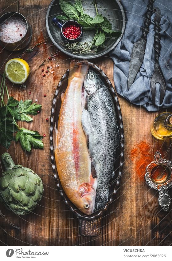 Forellen Fische in Backform auf dem Küchentisch Lebensmittel Gemüse Kräuter & Gewürze Öl Ernährung Abendessen Bioprodukte Vegetarische Ernährung Diät Geschirr